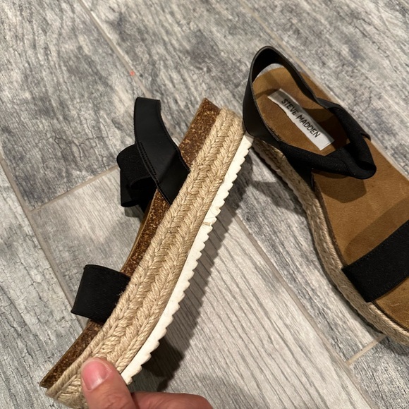 Steve Madden Elastic Platform Sandal - Picture 3 of 5
